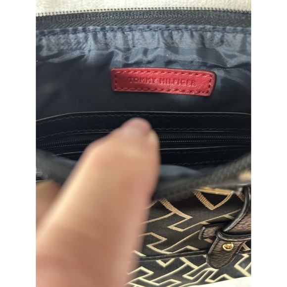 Tommy Hilfiger Women's Black monogram TH logo crossbody bag purse adj. strap - Picture 4 of 5